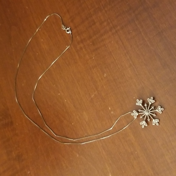 Sterling silver snowflake pendant on a sterling silver chain - Picture 2 of 7